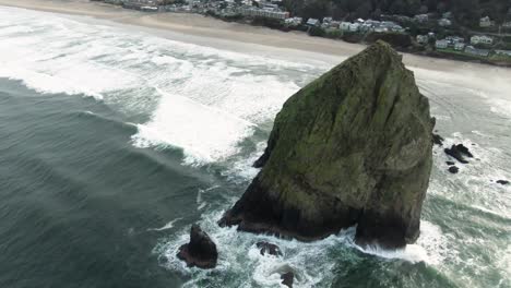 High-quality-aerial-footage-of-the-renown-Oregon-Coast-landmark,-Haystack-Rock-on-Cannon-Beach,-Oregon