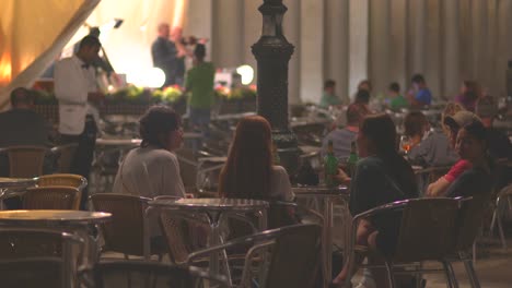 Grupo-De-Amigos-Tomando-Una-Copa-Y-Charlando-Por-La-Noche-En-Venecia.