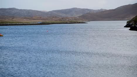 Observando-Las-Cadenas-Montañosas-Y-Los-Hermosos-Lagos-Desde-Un-Puerto-En-La-Isla-Lewis-En-Las-Hébridas-Exteriores-De-Escocia