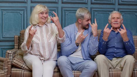 Familia-De-Generación-Feliz-De-Abuelos-Mayores-Con-Un-Hijo-Adulto-Escuchando-Música,-Bailando-En-Casa