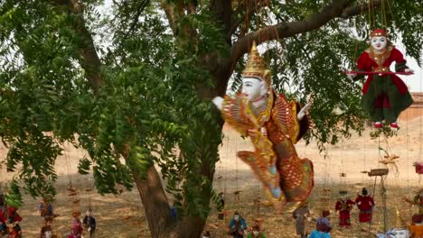 Marionetas-Tradicionales-Colgadas-De-Un-árbol-Se-Venden-En-Un-Mercado-De-Myanmar-