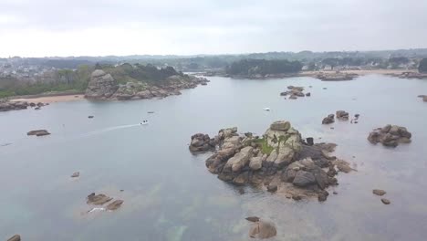 Vista-Aérea-Con-Dron-Sobre-La-Costa-De-Granito-De-Bretaña-Francesa-En-Un-Día-Nublado