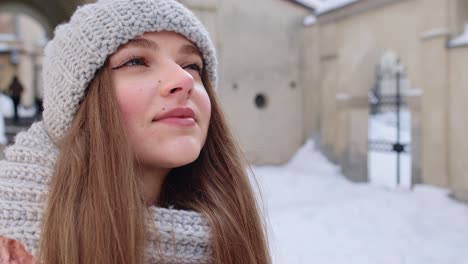 Porträt-Eines-Kaukasischen,-Ziemlich-Glücklichen-Mädchens-Mit-Einem-Lächeln-Im-Gesicht,-Das-Auf-Dem-Hintergrund-Einer-Winterlichen-Stadtstraße-Posiert