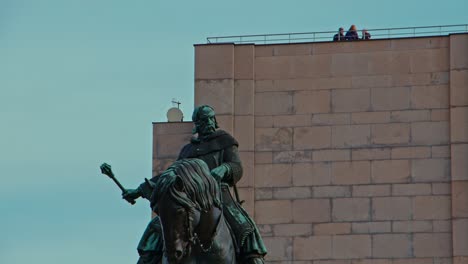 Lapso-De-Tiempo-Del-Monumento-A-Vitkov-En-Praga-Con-Visitantes-En-El-Borde-Del-Museo