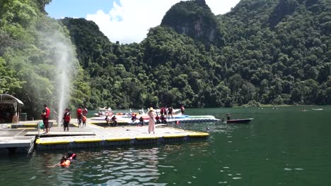 Touristen-Schwimmen-Im-See-Auf-Der-Insel-Dayang-Bunting