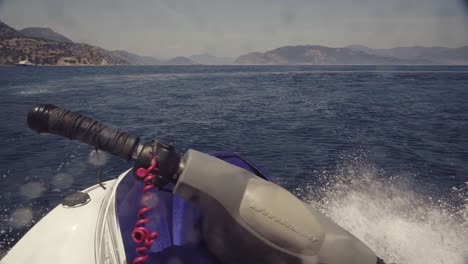 Vista-En-Primera-Persona-De-Una-Moto-Acuática-Tomando-Curvas-Rápidamente-En-El-Mar-Mediterráneo-En-Una-Toma-De-Acción-En-Cámara-Lenta