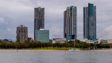 Time-lapse-De-Edificios-De-Gold-Coast-Con-Nubes-En-Rápido-Movimiento-Y-Barcos-Amarrados