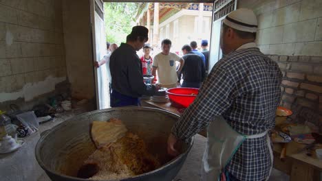 Reunión-Local-Uzbeka-En-Samarcanda,-Uzbekistán.