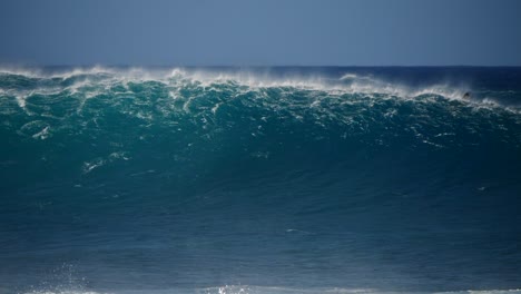 Riesige-Wellenlinien-Auf-Hawaii