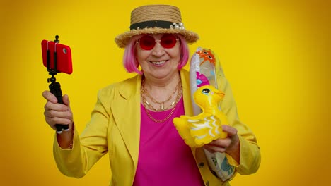 Abuela-Madura-Bloguera-Viajera-Con-Gafas-De-Sol,-Tomando-Selfie-En-Teléfono-Móvil,-Videollamada-En-Línea