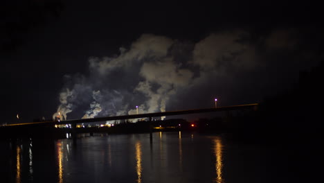 Rauchiger-Himmel-Von-Der-Sägewerkfabrik-Hinter-Der-Brücke-Nachtszene