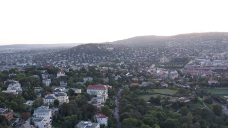 Vista-Aérea-A-La-Derecha-Del-Paisaje-Urbano-De-Budapest,-Hungría