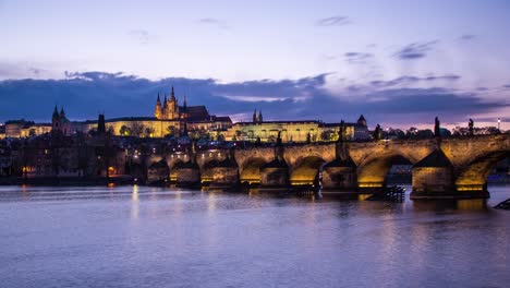 Zeitraffer-Von-Tag-Zu-Nacht-Bei-Sonnenuntergang-In-Prag,-Tschechische-Republik,-Mit-Blick-Auf-Die-Prager-Burg,-Die-Karlsbrücke-Sowie-Die-Malá-Strana-Und-Hradschin-über-Die-Moldau