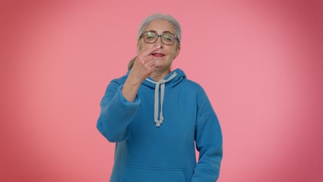 Abuelita-Madura-Que-Parece-Autoritaria,-Con-Los-Dedos-Hacia-Abajo-Exigiendo-Una-Conversación-Seria-Inmediata