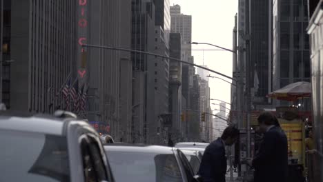 Zeitlupe-Der-Wolkenkratzer-Von-New-York-City-Mit-Der-Radio-City-Music-Hall-Im-Hintergrund-An-Sonnigen-Tagen