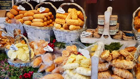 Quesos-Polacos-En-La-Feria-Navideña-De-Cracovia,-Polonia