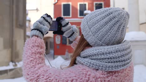 Touristische-Fotografin,-Die-Ihr-Smartphone-Benutzt,-Fotografiert-Und-Fotos-Von-Der-Architektur-Von-Gebäuden-Macht