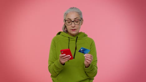 Anciana-Y-Elegante-Abuela-Usando-Tarjeta-Bancaria-De-Crédito-Y-Compras-Con-Teléfonos-Inteligentes-Compras-En-Línea