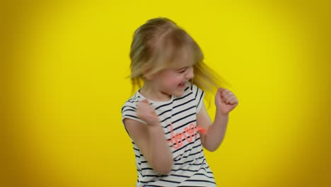 Niña-Pequeña-Rubia-Celebra-El-éxito,-Se-Regocija-Haciendo-El-Gesto-Ganador,-Dice-Sí,-Bailando