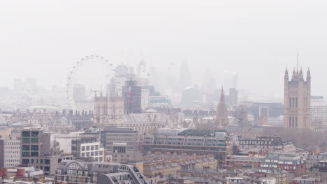 Diese-Aufnahme-Zeigt-Einen-Panoramablick-Auf-London-Mit-Klaren-Umrissen-Der-Beliebtesten-Historischen-Monumente,-Umgeben-Von-Einer-Nebligen,-Geheimnisvollen-Atmosphäre.