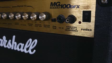 Hombre-Enciende-Un-Amplificador-Marshall-De-100-W