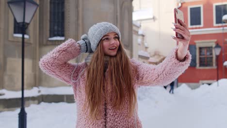 Blogger-Turista-Haciendo-Videollamadas-Por-Teléfono-Móvil,-Chateando-Con-Amigos,-Comunicación-A-Distancia