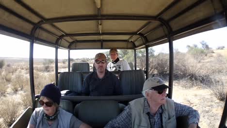 Visitantes-De-Un-Safari-En-POV-Con-Un-Viaje-Accidentado-Por-Un-Camino-Accidentado-En-El-Desierto-De-Kalahari