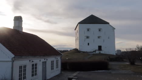 Eine-Alte-Festung-Und-Ein-Gästehaus-Mit-Sonne-Im-Hintergrund