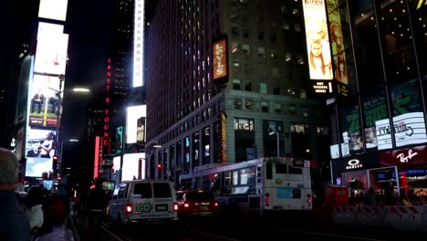 Geschäftiger-Verkehr-Am-Times-Square-In-Der-Nacht,-Zeitraffer-Vor-Covid