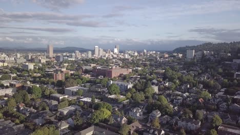 Dolly-Se-Va-Hacia-La-Izquierda-Y-Toma-Panorámica-Del-Noroeste-De-Portland