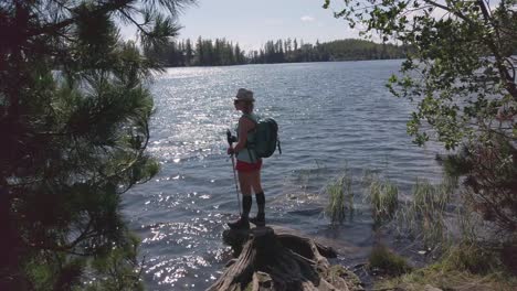 Herrliche-Aufnahmen-Eines-Touristinnen,-Das-In-Der-Nähe-Des-Sees-Stbrske-Pleso-In-Der-Slowakei-Steht---Ruhige-Aufnahme