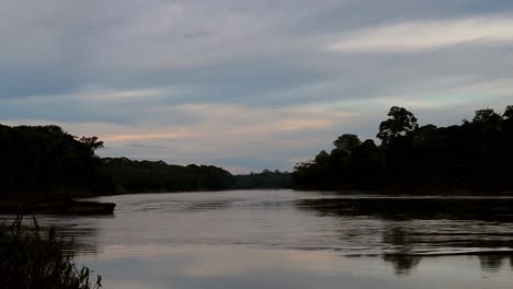 Tropischer-Amazonas-Regenwald-Fluss-Bei-Sonnenuntergang-Mit-Silhouette-Der-Bäume