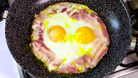 Delicious-bacon-eggs-cooking-in-timelapse