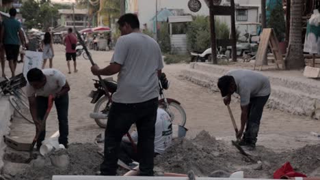 Vier-Hispanische-Männer-Tun-Straßenarbeiten-Und-Bauarbeiten-In-Einer-Strandstadt-In-Mexiko