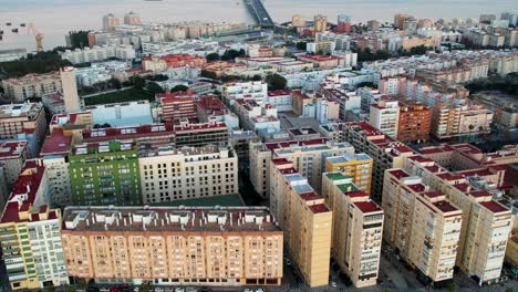 Vista-Aérea-De-La-Ciudad-Y-Edificios-De-Apartamentos-Durante-La-Mañana-En-Cádiz,-España