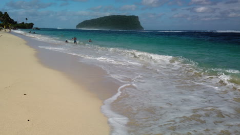 Turistas-Disfrutando-De-La-Playa-De-Lalomanu,-En-Samoa,-En-El-Pacífico-Sur,-En-Un-Día-Soleado