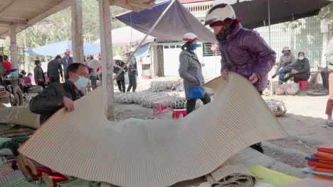 Personas-Asiáticas-Comprando-Y-Vendiendo-Cosas-En-El-Mercado-Del-País-Durante-La-época-Del-Coronavirus