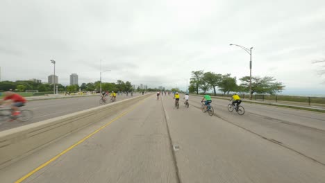 Chicagoer-Radfahrer-Fahren-Während-Der-Bike-The-Drive-2022-Auf-Der-Dusable-Lake-Shore-Drive-Richtung-Norden-über-Die-Fußgängerbrücke-Auf-Der-Nordseite