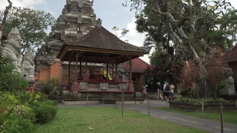 Time-lapse-of-tourists-visiting-the-Ubud-palace-in-Bali,-Indonesia