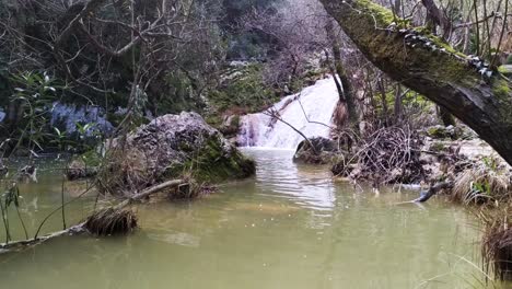 Landschaft-Mit-Wasserfall-Im-Tiefen-Regenwald-Mit-Grünem-Fluss-Und-Wunderschöner-Natur-In-Der-Herbstsaison