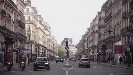 Tráfico-En-La-Calle-Principal-De-París,-Francia,-En-4k