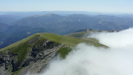 Plano-De-Un-Dron,-A-Lo-Largo-De-Una-Cresta-Sobre-Las-Nubes-En-Los-Pirineos,-Francia