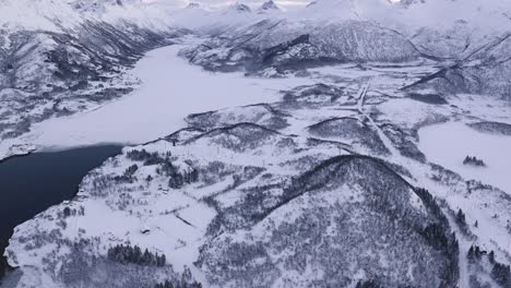 Drohnenaufnahmen-Einer-Sehr-Winterlichen-Szene-Auf-Den-Lofoten-Inseln-In-Norwegen