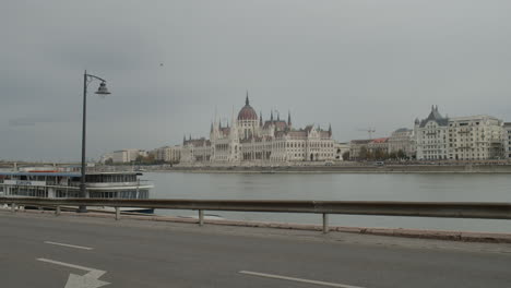 Vista-Del-Edificio-Del-Parlamento-Húngaro-Al-Otro-Lado-Del-Río-Danubio,-En-La-Calle-Sztehlo-Gabor,-En-Budapest.