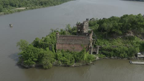 Toma-Aérea-De-Un-Dron-Volando-Hacia-La-Izquierda-Y-Haciendo-Una-Panorámica-Hacia-La-Derecha-De-Un-Antiguo-Castillo-En-Una-Isla