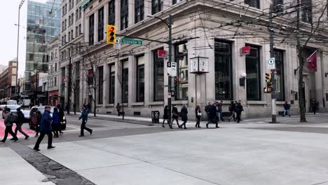 Schwenkansicht-Des-Geschäftigen-Verkehrs-Und-Der-Passanten-Im-Vergnügungsviertel-Granville-In-Vancouver,-Kanada