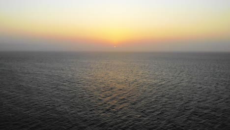 Vista-Aérea-Tomada-Con-Drones-Sobre-El-Tranquilo-Océano-Caribe,-Hacia-El-Atardecer,-En-Colombia,-Sudamérica