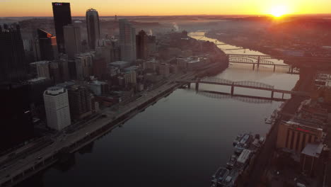 A-sunrise-aerial-establishing-shot-of-Pittsburgh,-Pennsylvania-on-a-crisp-Fall-morning