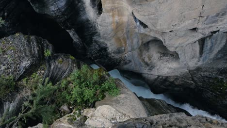 Mirar-Hacia-Abajo-Desde-El-Profundo-Cañón-Del-Río-En-El-Cañón-Mistaya-En-El-Parque-Nacional-Jasper-Da-Miedo