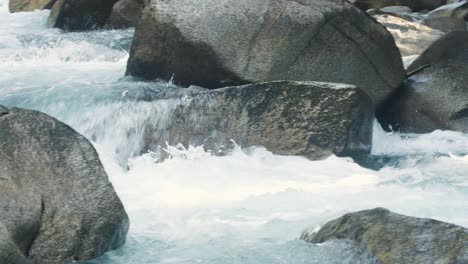 Hermoso-Río-De-Montaña-Fluye-Con-Agua-Azul-Profundo